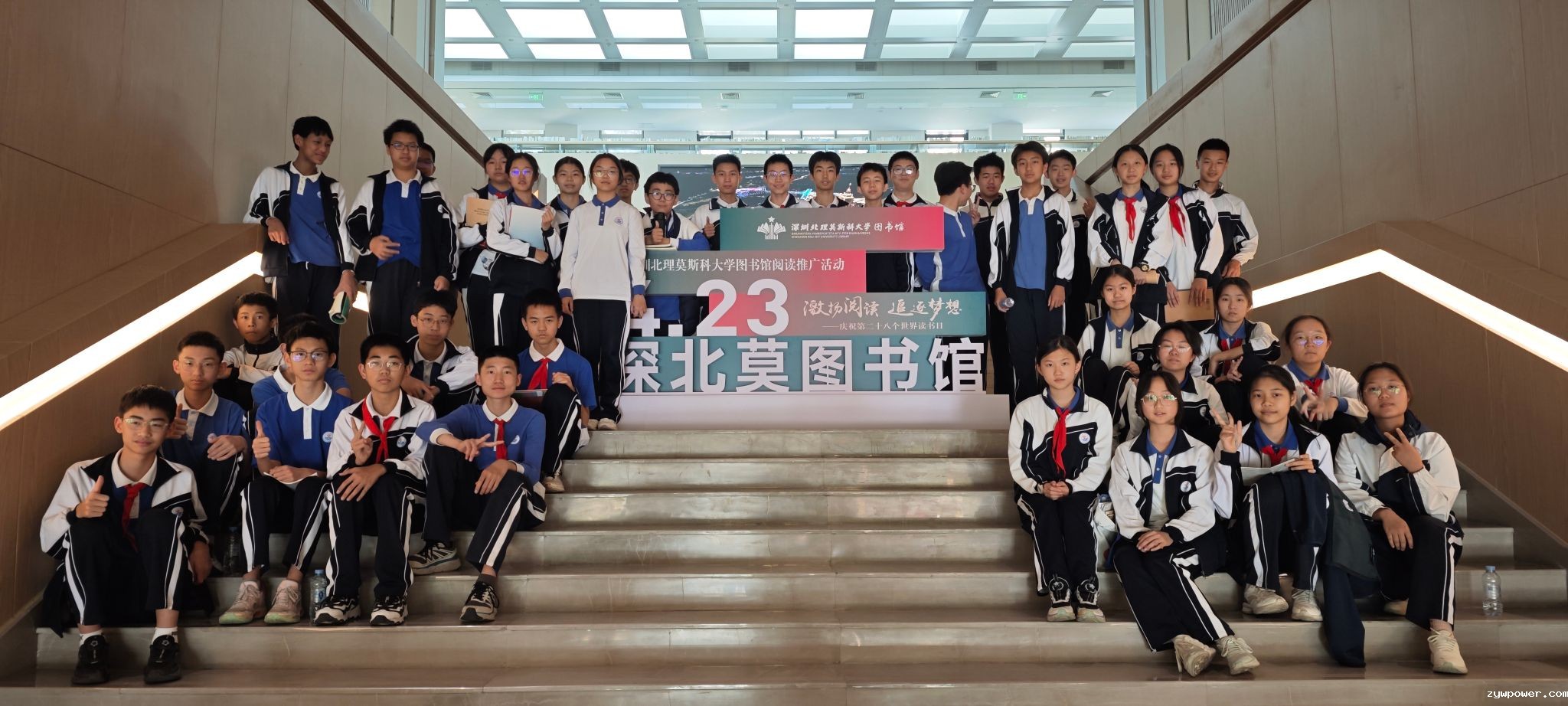 合影-图书馆.jpg